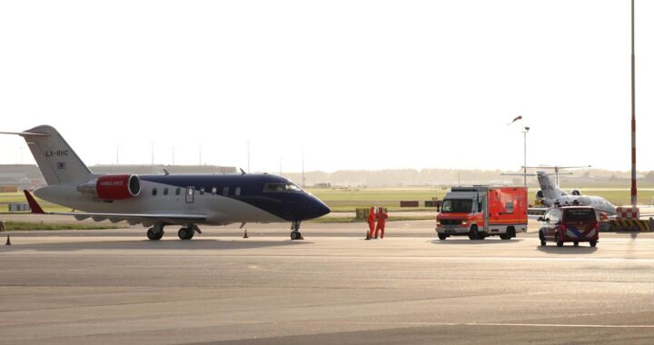 Azafata con equipo de bioseguridad en avión de KLM tras alerta por hantavirus en vuelo desde Sudáfrica