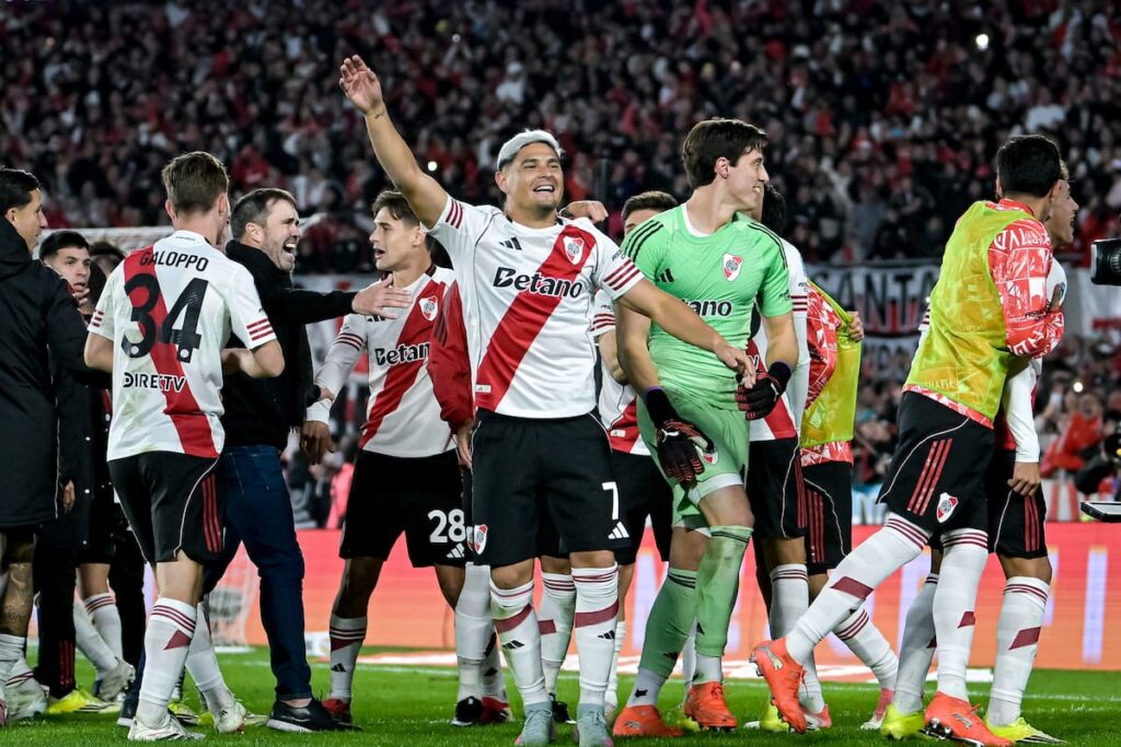 Juanfer Quintero celebra su gol en el minuto 122 que salvó a River en el Monumental, con Beltrán de fondo levantando los brazos