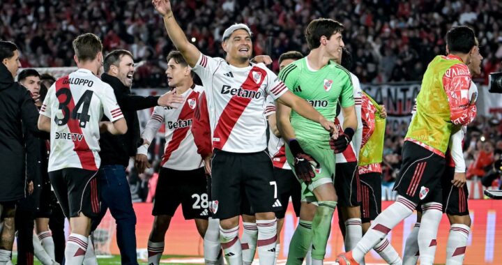 Juanfer Quintero celebra su gol en el minuto 122 que salvó a River en el Monumental, con Beltrán de fondo levantando los brazos