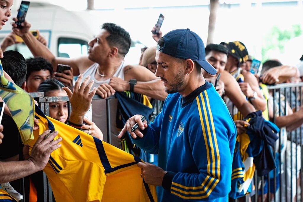 Jugadores de Boca en concentración antes del partido en Guayaquil con policía de fondo por toque de queda