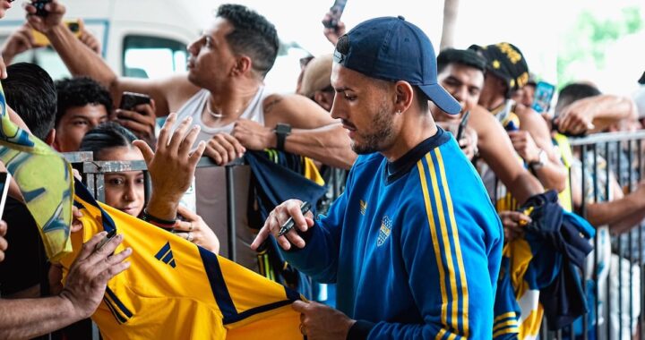 Jugadores de Boca en concentración antes del partido en Guayaquil con policía de fondo por toque de queda