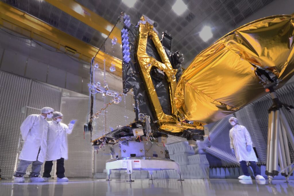 Panel de control de ARSAT mostrando reducción de plazos de 12 meses a 10 días gracias a IA en operaciones críticas