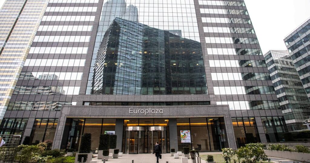 Edificio de oficinas bancarias en Canary Wharf con logo de HSBC, simbolizando el conflicto entre IA y empleos humanos en banca