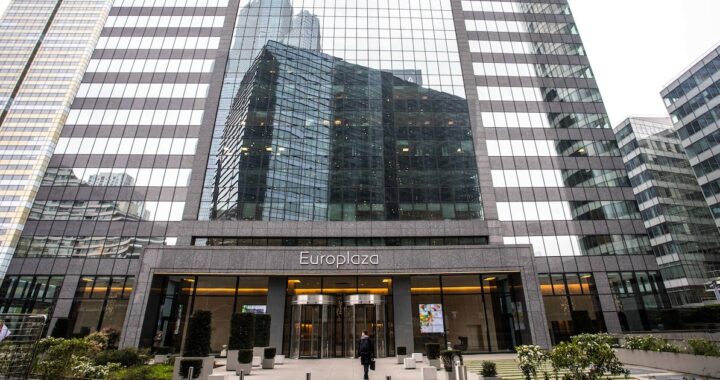 Edificio de oficinas bancarias en Canary Wharf con logo de HSBC, simbolizando el conflicto entre IA y empleos humanos en banca