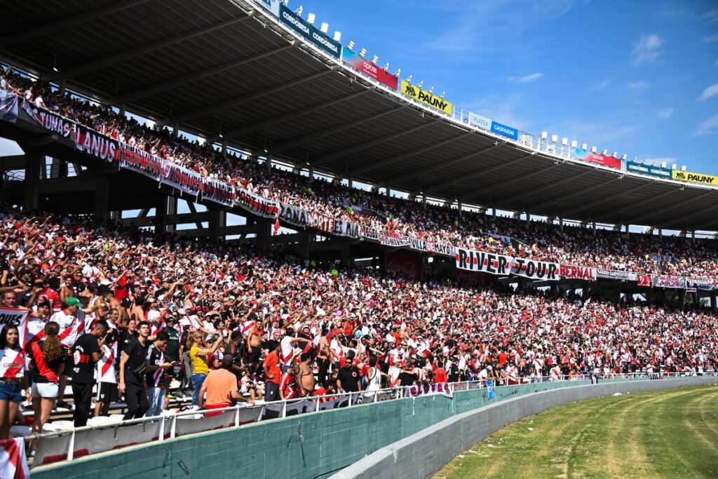 Estadio Kempes con tribunas divididas 50% para la final River vs Belgrano y fanáticos agitando banderas