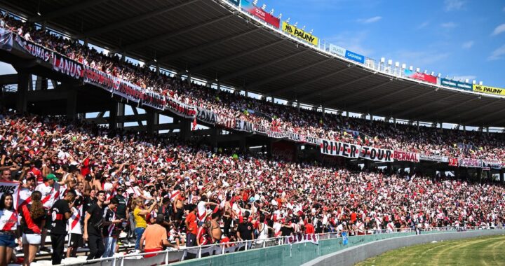 Estadio Kempes con tribunas divididas 50% para la final River vs Belgrano y fanáticos agitando banderas