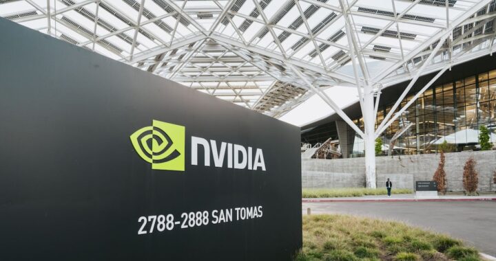 Gráfico de bolsa mostrando caída de Nvidia tras anunciar ingresos récord de 81600 millones