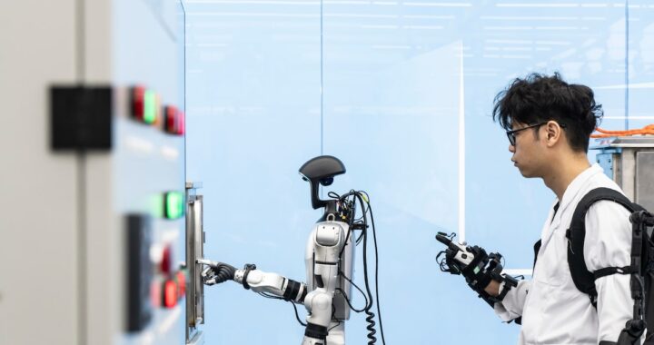 Robot humanoide chino corriendo una maratón en 50 minutos, con sensores de visión por IA en fábrica automatizada