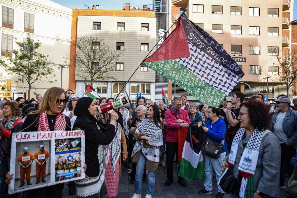 Manifestantes con banderas palestinas en Plaça de Sants durante protesta masiva por la Flotilla Sumud y Gaza