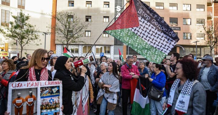 Manifestantes con banderas palestinas en Plaça de Sants durante protesta masiva por la Flotilla Sumud y Gaza