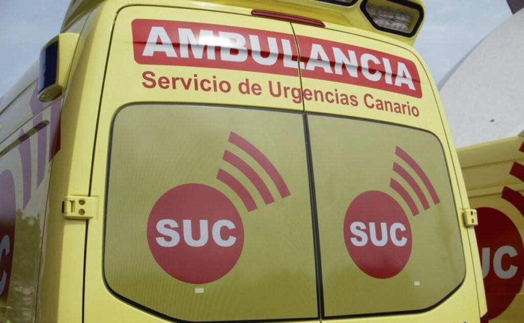 Coche accidentado en el borde de un barranco en Santa Úrsula, Tenerife, tras colisión entre dos vehículos
