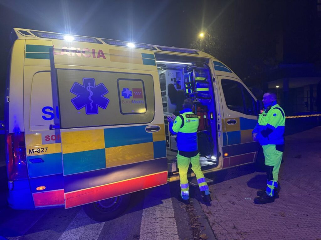 Agentes de la Guardia Civil acordonan calle Forjadores en Arroyomolinos tras doble apuñalamiento nocturno con cuchillo de hoja larga