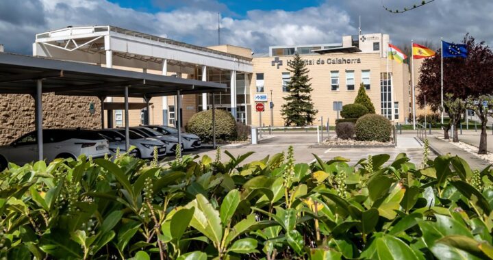 Vehículos destrozados tras choque frontal en la N-232, tramo con alta siniestralidad y curvas peligrosas