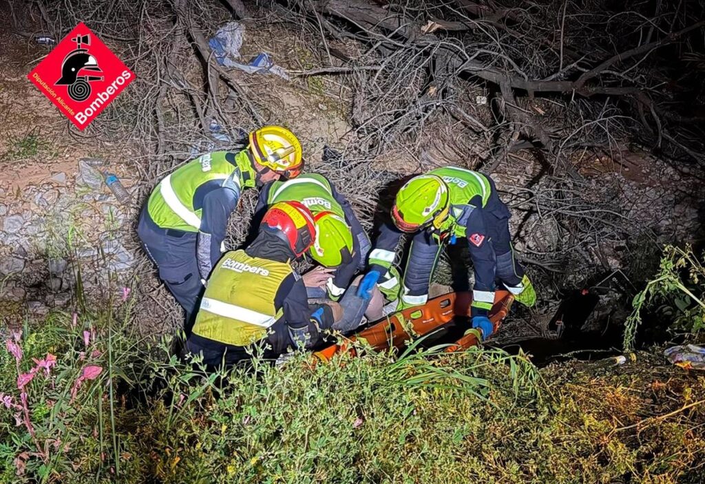 Equipo de rescate con drones y visión térmica buscando a senderista y perro en Canelobre al anochecer