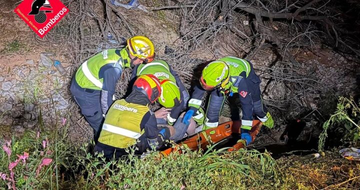 Equipo de rescate con drones y visión térmica buscando a senderista y perro en Canelobre al anochecer