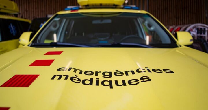 Zona del Fòrum de Barcelona con luces policiales tras apuñalamiento nocturno a un menor por grupo violento