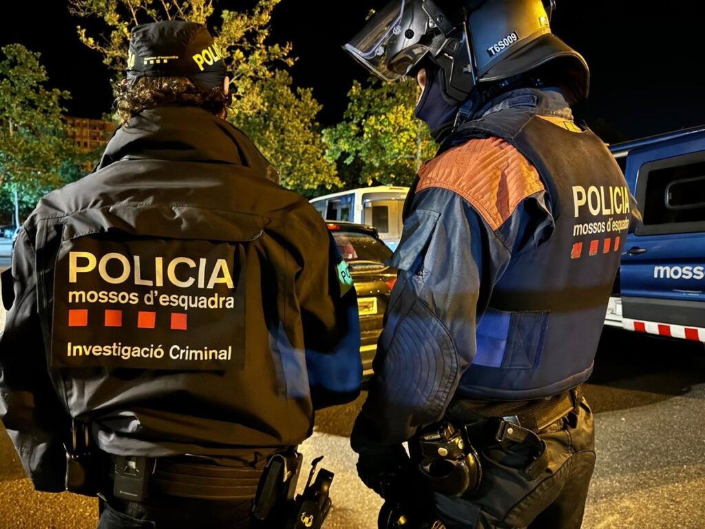 Agentes de los Mossos d'Esquadra custodiando la vivienda en Salt donde ocurrió el crimen por violencia doméstica
