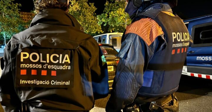 Agentes de los Mossos d'Esquadra custodiando la vivienda en Salt donde ocurrió el crimen por violencia doméstica