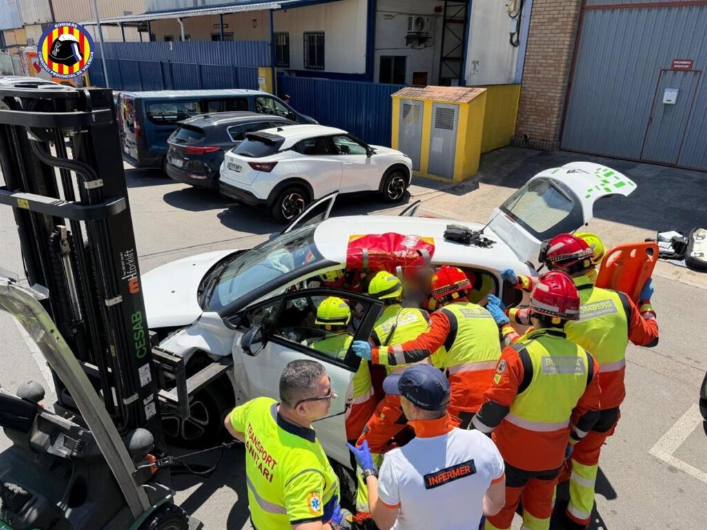 Pala de carretilla elevadora incrustada en el asiento de un coche tras accidente laboral en polígono industrial