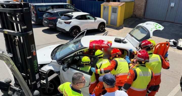 Pala de carretilla elevadora incrustada en el asiento de un coche tras accidente laboral en polígono industrial