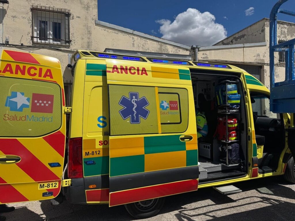 Ambulancia del SAMUR junto a un peatón herido en la calle Carrantona de Moratalaz, zona sin paso de cebra