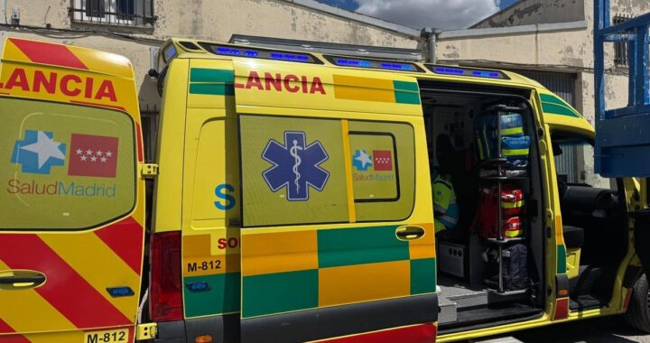 Ambulancia del SAMUR junto a un peatón herido en la calle Carrantona de Moratalaz, zona sin paso de cebra