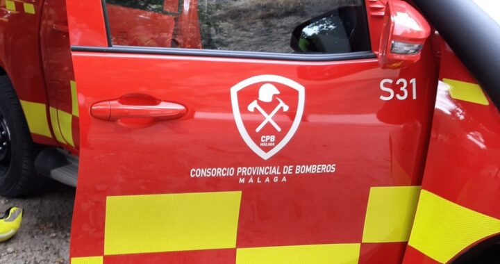 Operario de 51 años junto a camión de basura con compactadora abierta, escenario del accidente laboral mortal en Mollina