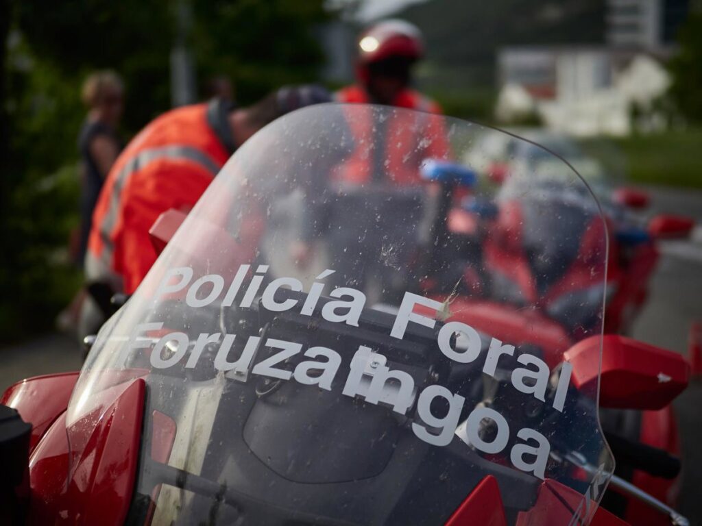 Coche destrozado tras chocar contra la fachada de una casa en zona residencial de Larraun