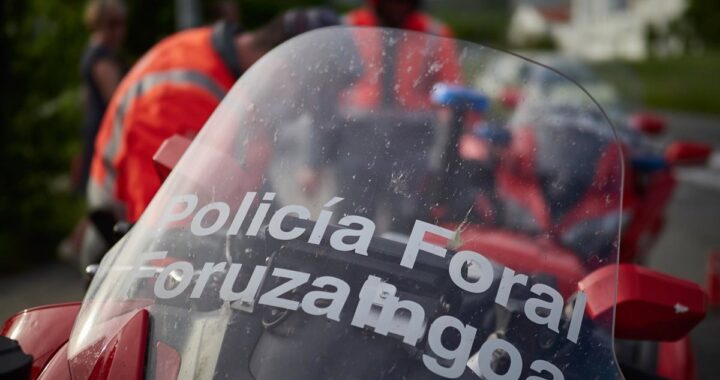 Coche destrozado tras chocar contra la fachada de una casa en zona residencial de Larraun