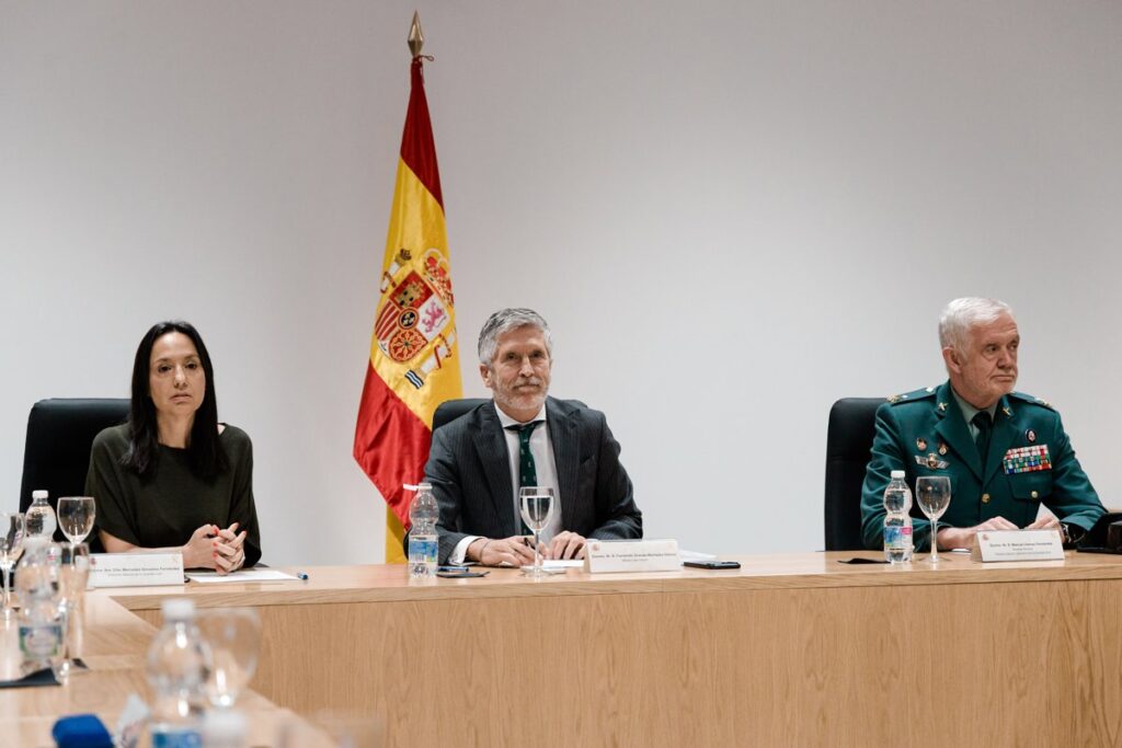 Agentes de la Guardia Civil inspecionan los 1.200 fardos de cocaína (30 toneladas) incautados en el buque 'madre-nodriza'