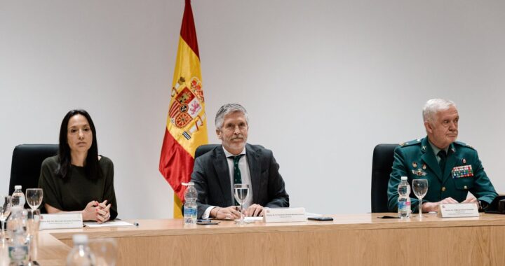 Agentes de la Guardia Civil inspecionan los 1.200 fardos de cocaína (30 toneladas) incautados en el buque 'madre-nodriza'