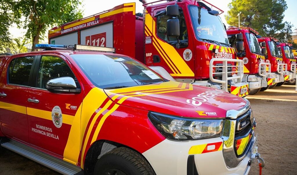 Bomberos trabajando en la fachada de una casa con humo tras incendio doméstico mortal en pueblo sevillano