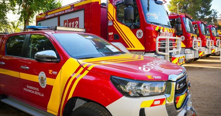 Bomberos trabajando en la fachada de una casa con humo tras incendio doméstico mortal en pueblo sevillano