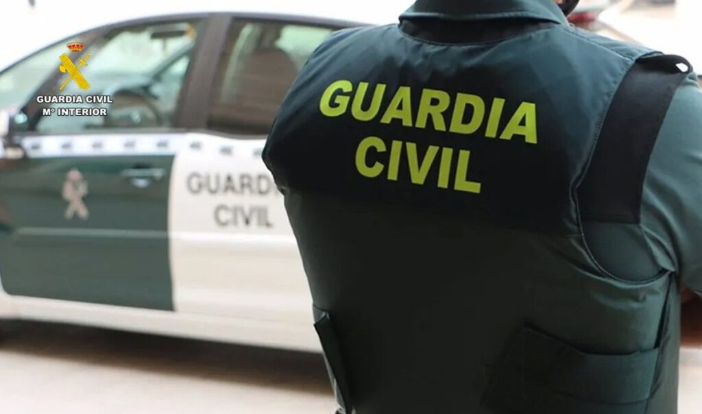 Agentes de la Guardia Civil aplicando primeros auxilios a una joven inconsciente en un restaurante de Cádiz