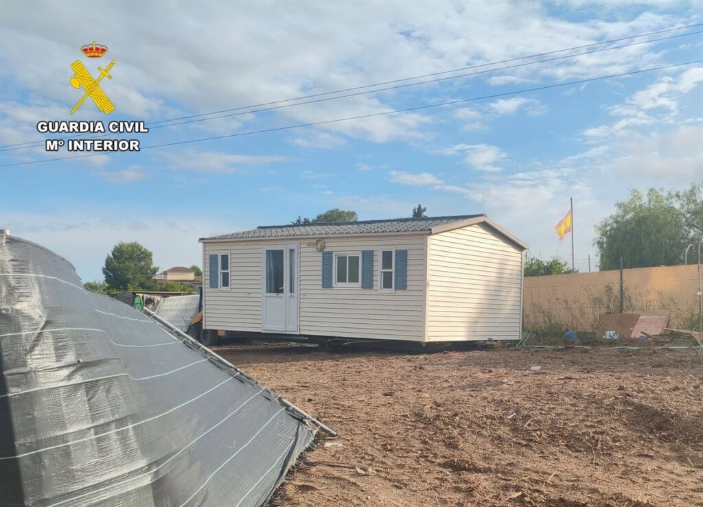 Casa prefabricada de 32 m² robada en Murcia sobre camión de gran tonelaje, cubierta con lona