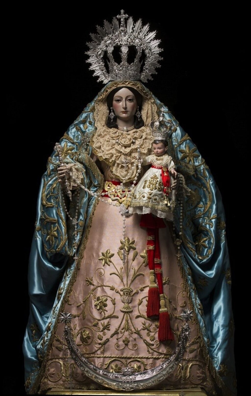 Expositores vacíos en la iglesia tras el robo de joyas históricas de la Virgen del Rosario en Málaga, incluyendo coronas y rosarios de oro