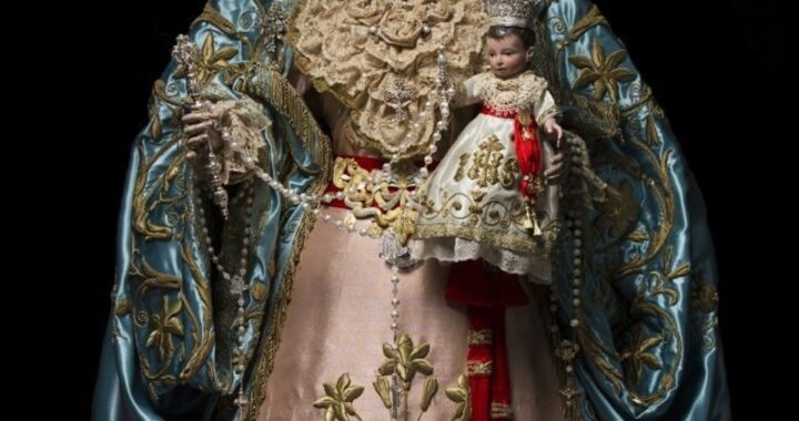 Expositores vacíos en la iglesia tras el robo de joyas históricas de la Virgen del Rosario en Málaga, incluyendo coronas y rosarios de oro