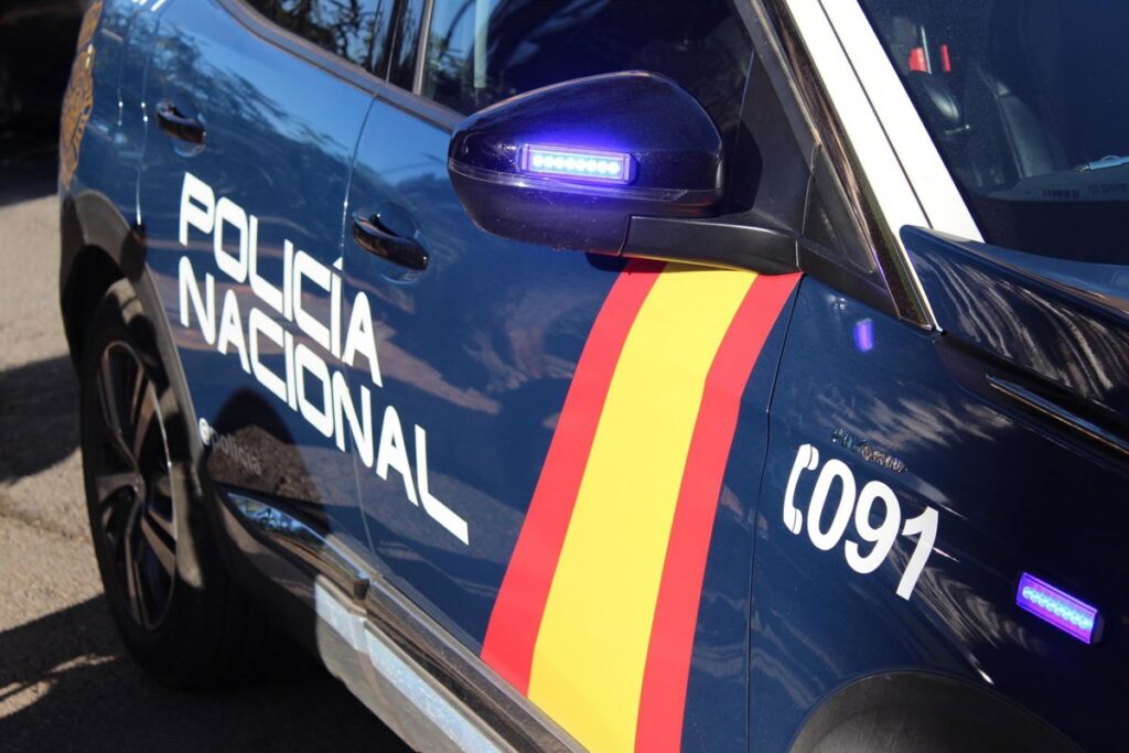 Agentes policiales inspecionan túnel clandestino usado por narcos en Marbella para evadir redadas, con drogas incautadas en primer plano