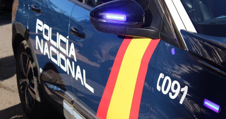 Agentes policiales inspecionan túnel clandestino usado por narcos en Marbella para evadir redadas, con drogas incautadas en primer plano
