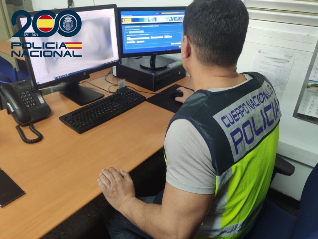 Agente policial incautando bolsas con drogas sintéticas como ketamina y 2C-B 'tusi' cerca de zona escolar en Palma