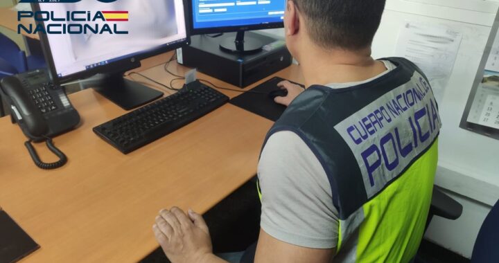 Agente policial incautando bolsas con drogas sintéticas como ketamina y 2C-B 'tusi' cerca de zona escolar en Palma