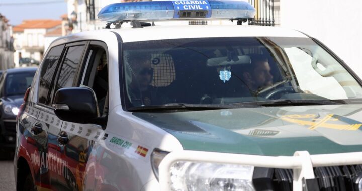 Agente de la Guardia Civil en el suelo tras ser atropellado por un coche robado en un control policial
