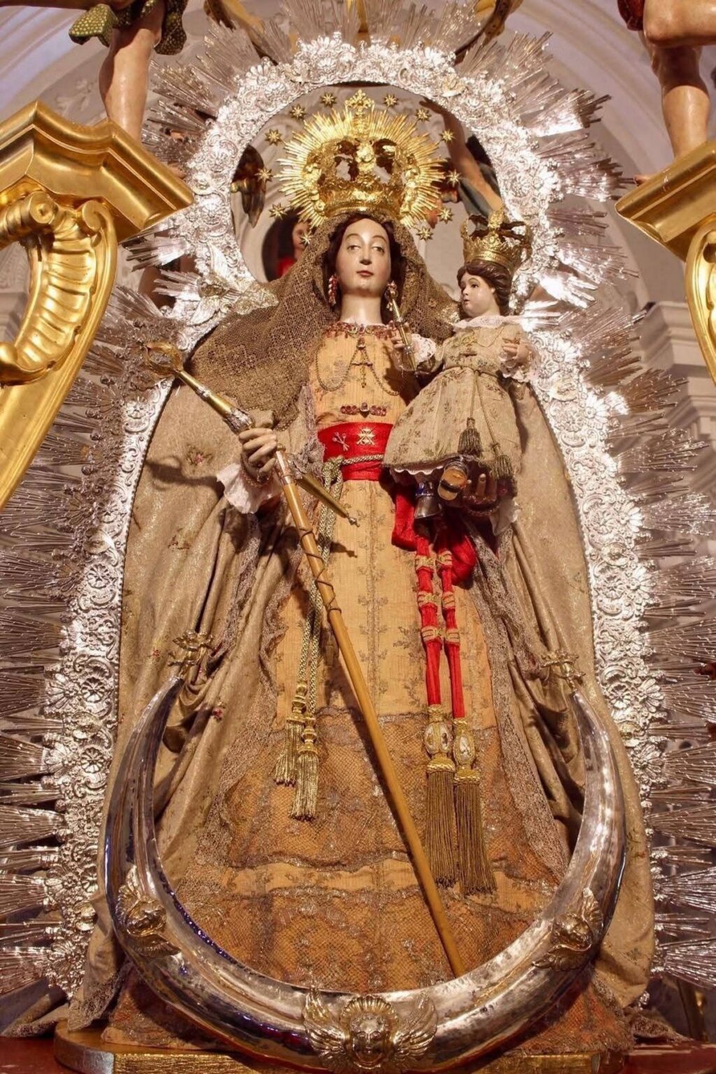 Cruz de oro de 1892 robada del camarín de la Virgen, con el escudo de la familia Márquez-Pineda tallado