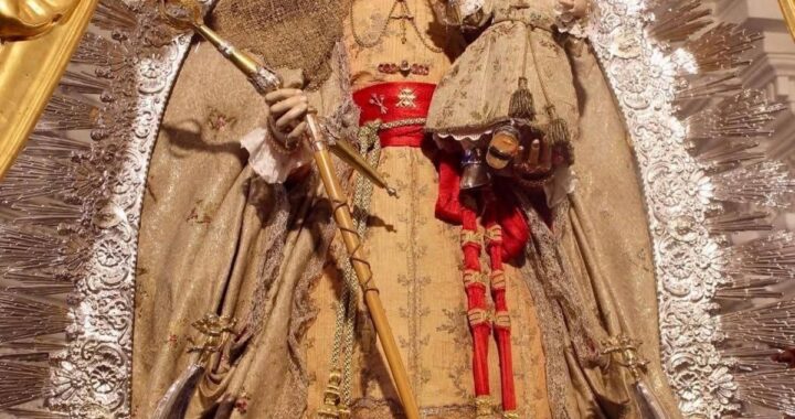Cruz de oro de 1892 robada del camarín de la Virgen, con el escudo de la familia Márquez-Pineda tallado