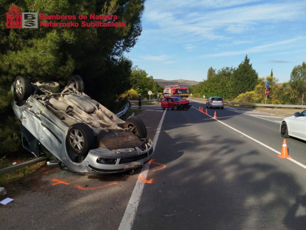Coche volcado en la NA-6531 tras colisión lateral en tramo sin barreras de seguridad