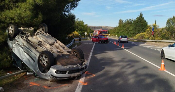 Coche volcado en la NA-6531 tras colisión lateral en tramo sin barreras de seguridad