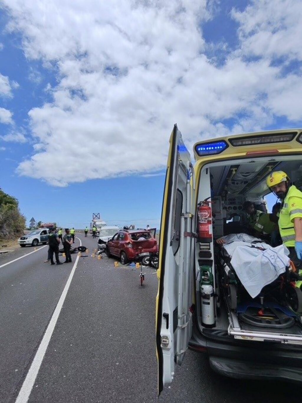 Helicóptero medicalizado aterrizando en la TF-5 tras choque múltiple con 2 heridos graves y 4 vehículos implicados