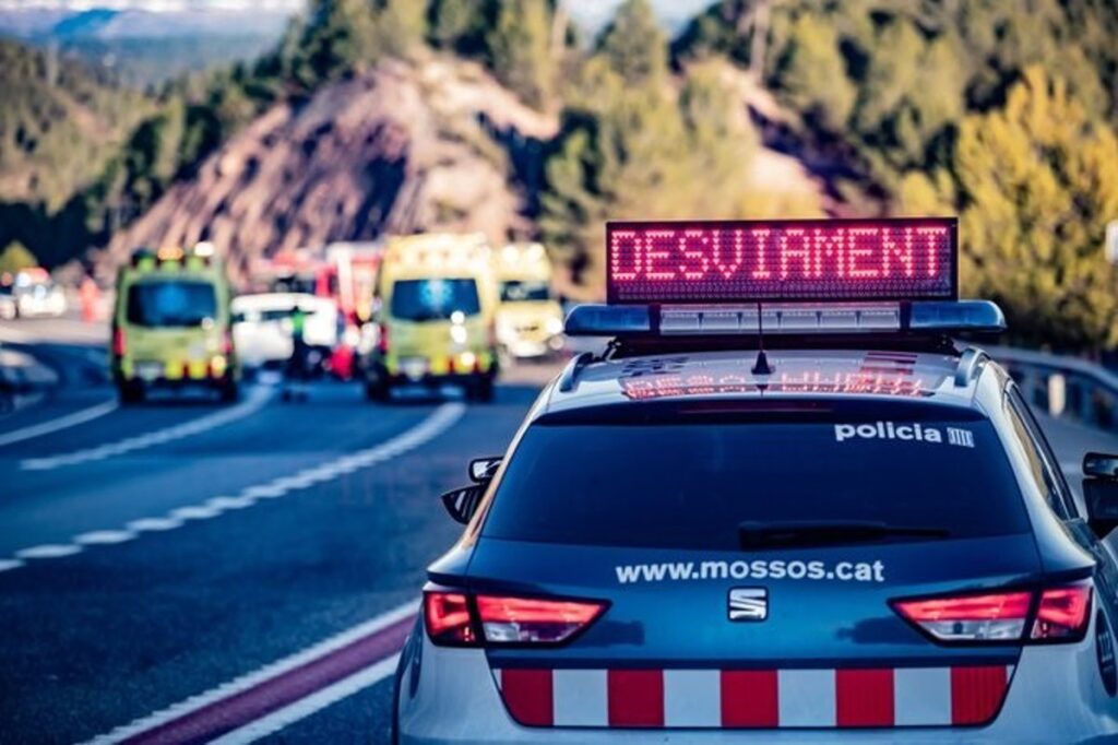 Columna de humo negro sobre la AP-7 tras incendio de dos camiones con mercancías peligrosas, colapsando el tráfico