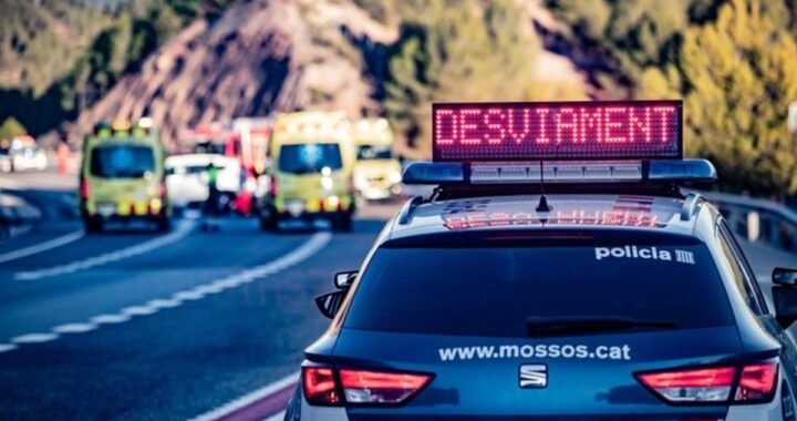 Columna de humo negro sobre la AP-7 tras incendio de dos camiones con mercancías peligrosas, colapsando el tráfico