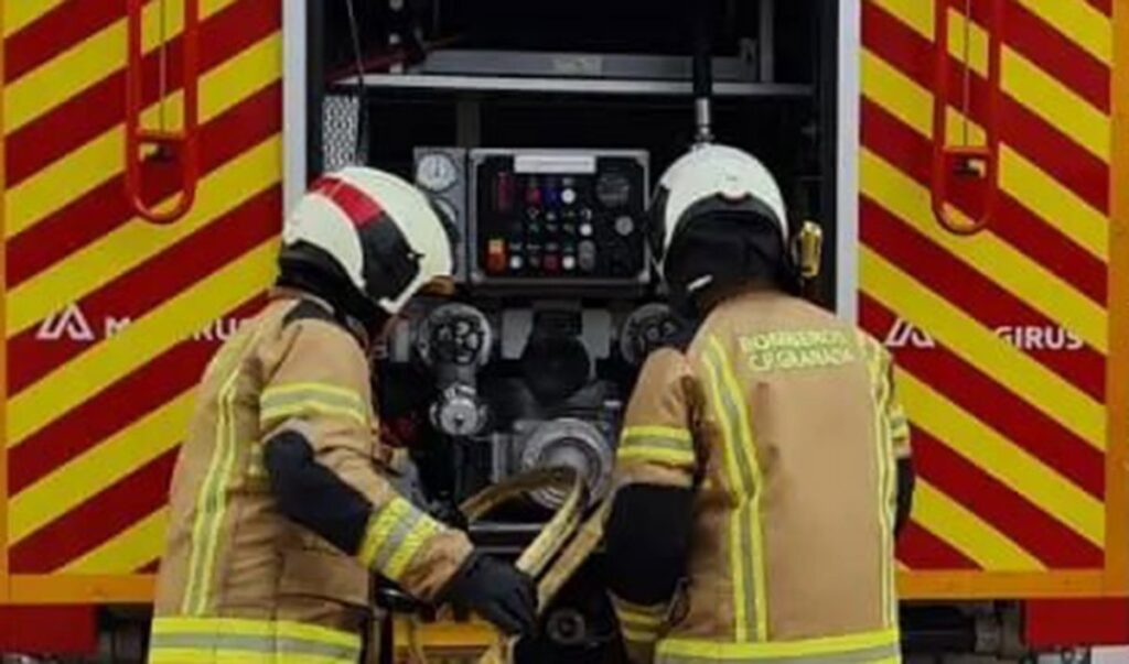 Agentes de la Guardia Civil inspeccionan vivienda calcinada en Ogíjares tras incendio sospechoso con víctima mortal